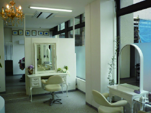 美容室エルズアティレ（1F）